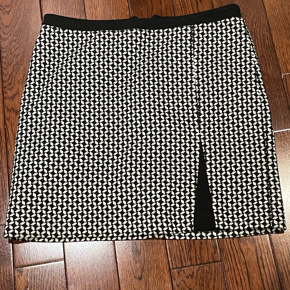 Size 2 black and white patterned mini skirt.